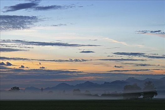 晨雾,日出,上巴伐利亚,巴伐利亚,德国