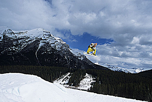 男青年,滑雪板玩家,跳跃,地形,公园,山,班芙国家公园,艾伯塔省,加拿大