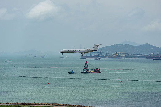 一架私人飞机正降落在香港国际机场