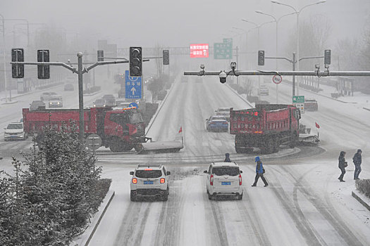 长春市气象台2019年12月16日12时05分发布暴雪黄色预警信号,预计今天中午到17日凌晨,长春市大部有大到暴雪,降雪时间涵盖晚高峰,为了保障市民出行安全,清雪车在街道上不间断进行清雪作业,保障出行