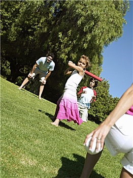 两代同堂,玩,垒球,公园,女孩,6-8岁,击球,微笑,倾斜