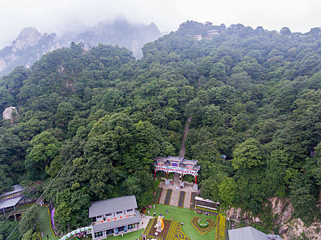 航拍河南洛阳栾川老君山中天门牌坊中天门广场