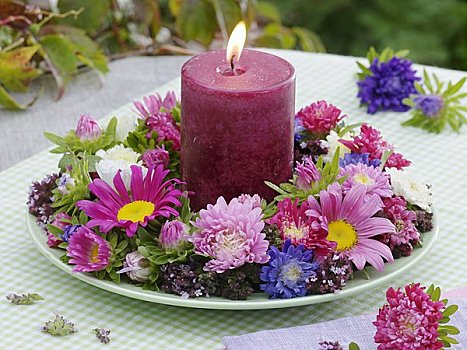 蜡烛,花环,紫苑属,牛至,盘子