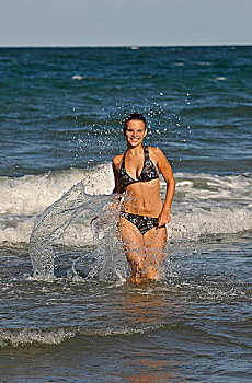 年轻,女人,海洋,四英里海滩,道格拉斯港,德恩垂国家公园,昆士兰,澳大利亚