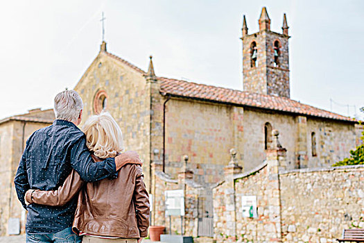 后视图,游客,情侣,看,教堂,锡耶纳,托斯卡纳,意大利