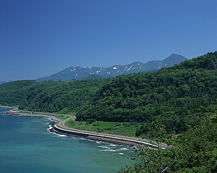 岸边,山脉