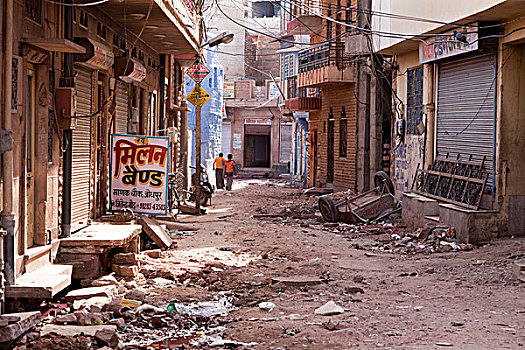 印度,拉贾斯坦邦,两个男孩,走,荒废,街道