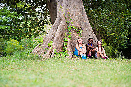 三个,高兴,女性朋友,坐,靠近,巨树
