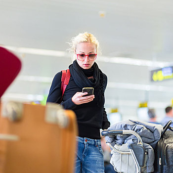 女性,旅行者,手机,等待,机场