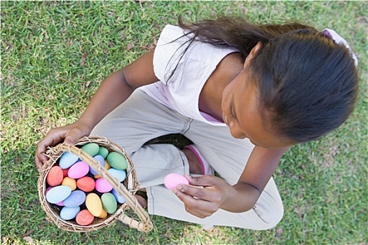 小女孩,坐,草,计算,复活节彩蛋