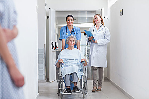 微笑,医护人员,协助,老年,女人,坐,轮椅,医院,走廊