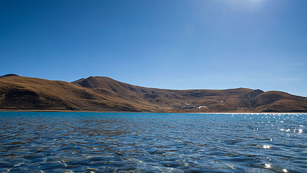 位于中国西藏山南市的羊卓雍措湖与拉轨岗日山的主峰宁金抗沙峰