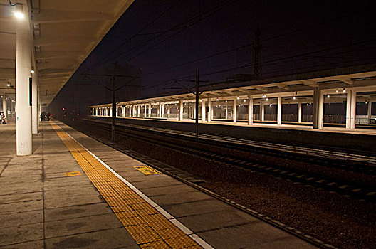 深夜宁静无人的火车站站台