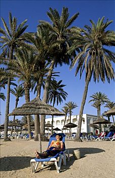 女人,躺着,折叠躺椅,突尼斯,非洲