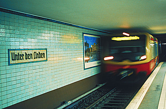 德国,柏林,地铁,火车站,站台,停止,轨道交通,运输,轨道,城市交通,当地交通,人,客运