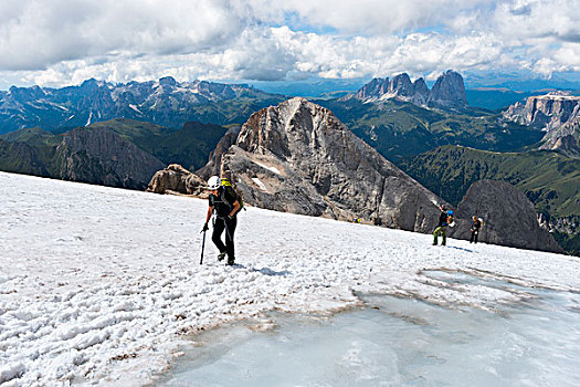 攀登者,穿过,积雪,区域,顶峰,马尔莫拉达峰,意大利,后面,阿尔卑斯山,特兰提诺阿尔托阿迪杰,省,南蒂罗尔,欧洲