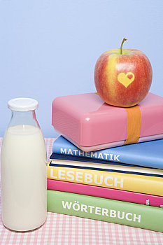 奶瓶,苹果,一堆,书本