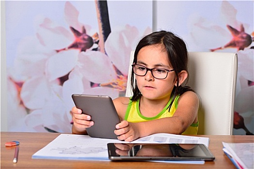 小女孩,平板电脑,家庭作业