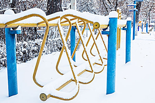 社区健身器材上的积雪