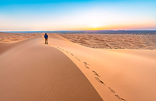 男青年,沙丘,日出,却比沙丘,梅如卡,撒哈拉沙漠,摩洛哥,非洲