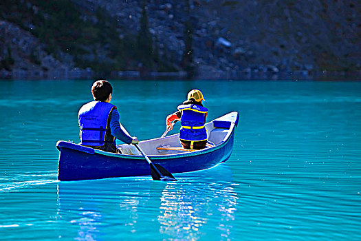 独木舟,冰碛湖,班芙国家公园,艾伯塔省,加拿大