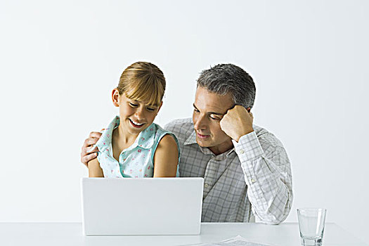 父亲,女儿,看,笔记本电脑,一起,微笑