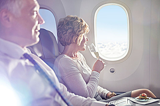 女人,喝,香槟,第一,向外看,飞机,窗户
