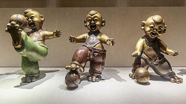 古代蹴鞠娃娃铜塑像,山东省淄博市足球博物馆