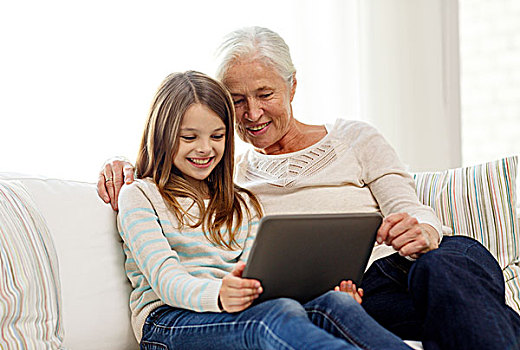 家庭,科技,人,概念,微笑,孙女,祖母,平板电脑,电脑,坐,沙发,在家