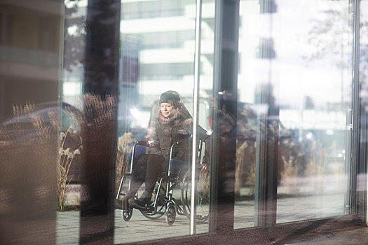 反射,女人,轮椅,玻璃窗,建筑