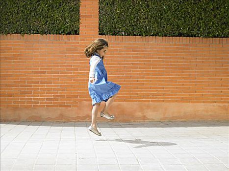 小女孩,5-7岁,蹦跳,公路,阿利坎特,西班牙