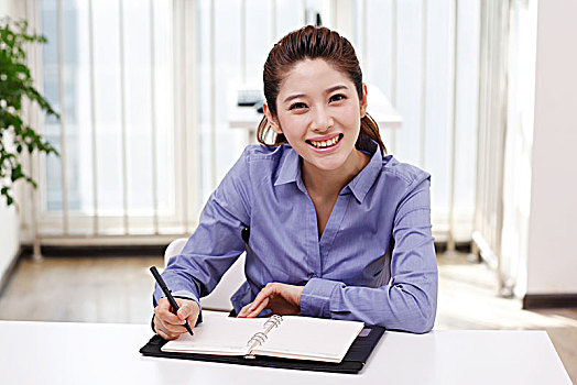 商務女士書寫資料