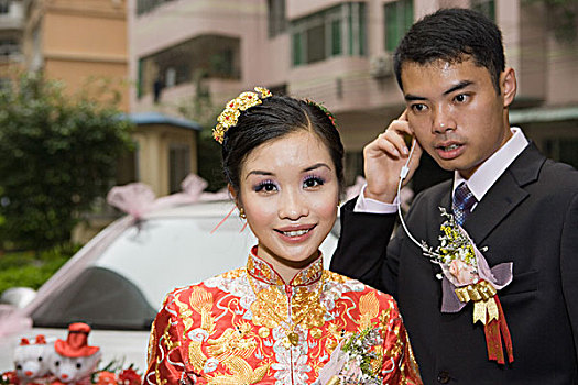 新娘,穿,传统,中国人,衣服,看镜头,微笑,新郎,后面,耳机