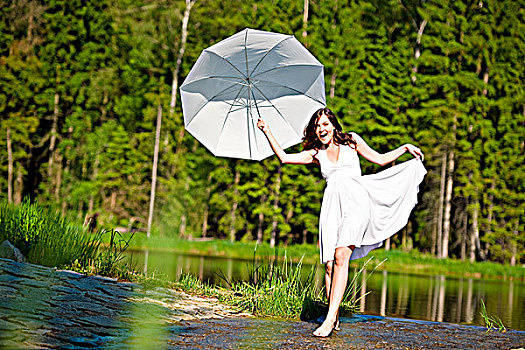 高兴,浪漫,女人,伞,阳光,穿,白色长裙,走,水中