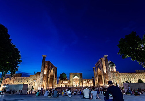 乌兹别克斯坦-撒马尔罕的雷吉斯坦广场的夜景