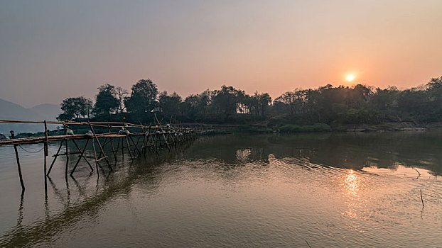老挝琅勃拉邦南康河日出风光