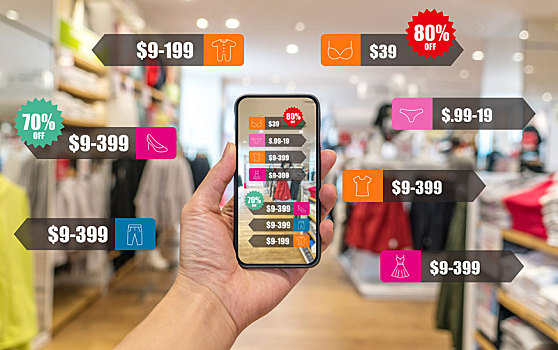 手持智能手机使用ar应用程序在购物中心服装商店查看信息