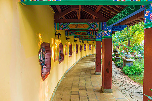 昆明翠湖公园的黄色古典长廊