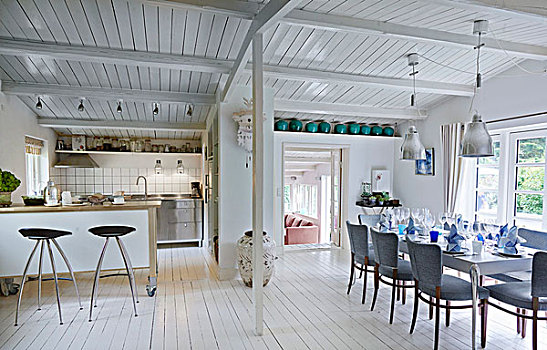 室内,厨房,区域,吧椅,台案,就餐区,靠近,窗户,白色,木地板,天花板
