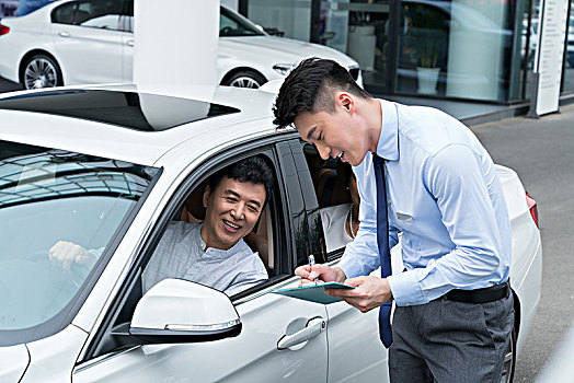 老年男子试驾汽车