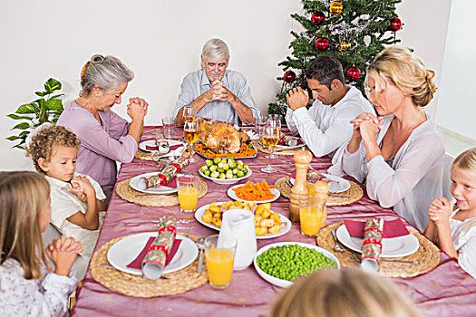 家庭,饭前祷告,一起,圣诞晚餐