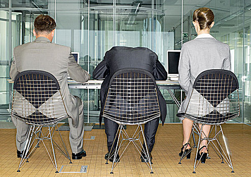 三个,商务人士,坐,并排,电脑,一个,低头,后视图