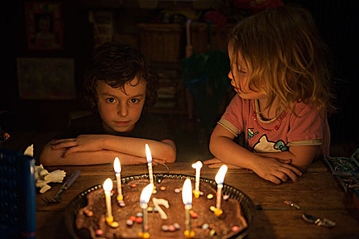 小男孩,准备,吹灭,蜡烛,生日蛋糕,妹妹