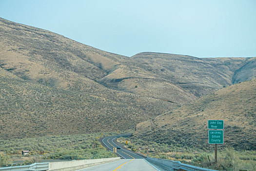 美国西部沙漠中的高速公路