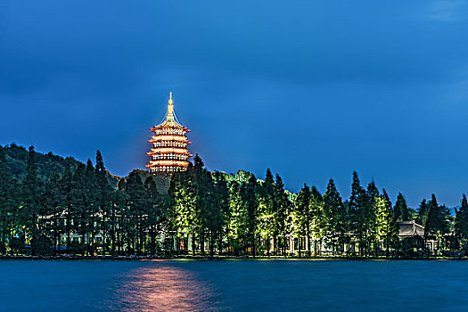 杭州西湖夜景雷峰塔