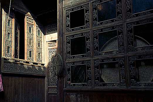 徽派民居堂前的木雕花板装饰