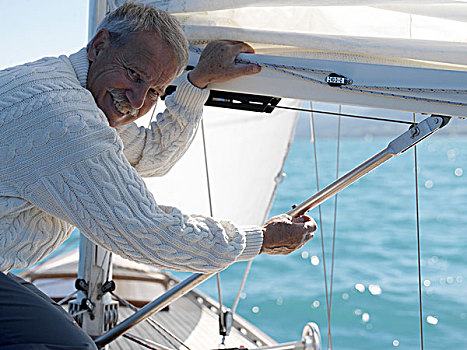 帆船,老人,线衣,看镜头,微笑,序列,海洋,船,60-70岁,男人,毛衣,站立,航行,运动,休闲,爱好,休闲运动,度假,夏天
