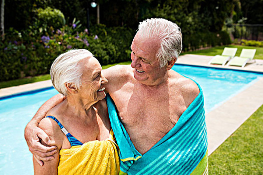 老年,夫妻,包着,毛巾,池边