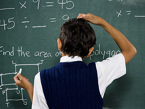 后视图,男孩,黑板,数学,公式,挠头