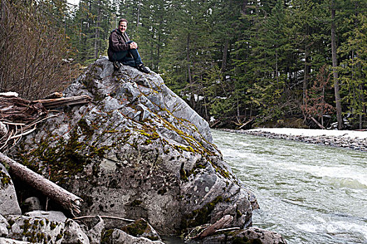 一个,男人,坐,高处,河,流动,仰视,碧玉国家公园,艾伯塔省,加拿大